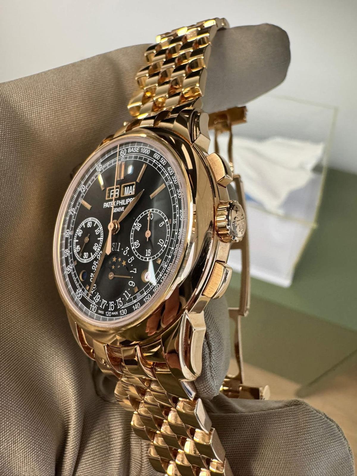 2022 5270/1R Perpetual Calendar Preowned Good Complete (Missing second caseback)