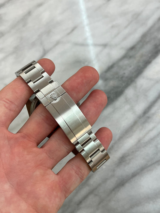 2023 136660 Black Preowned Good Complete