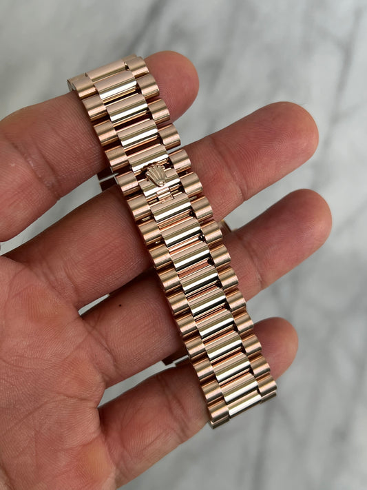 2020 228235 Olive Preowned and Polished Complete w/ White Tag