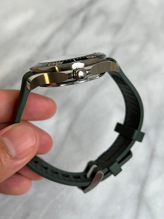 2024 21032422010001 Green Seamaster Diver 300M 42 mm, steel on rubber strap New Complete