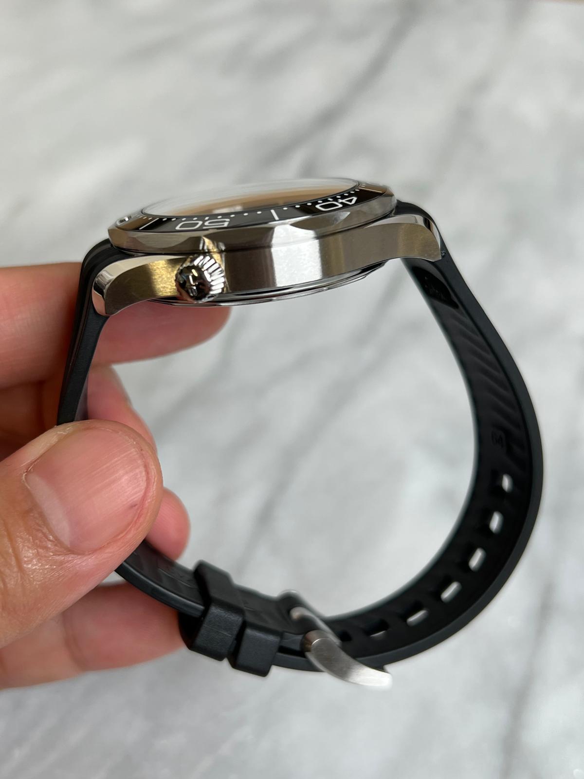 2024 21032422001001 Black Seamaster Diver 300M 42 mm, steel on rubber strap New Complete