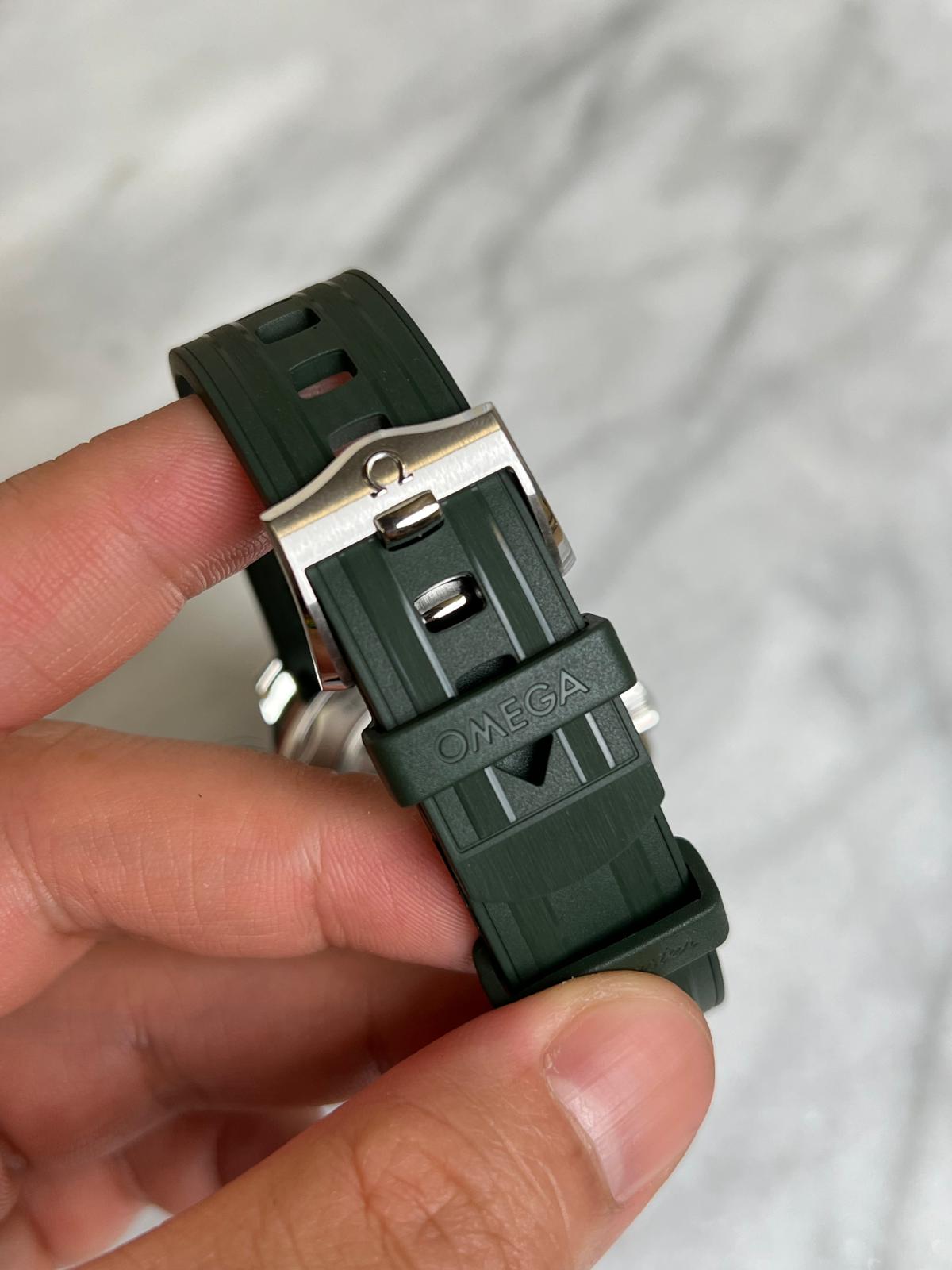 2024 21032422010001 Green Seamaster Diver 300M 42 mm, steel on rubber strap New Complete