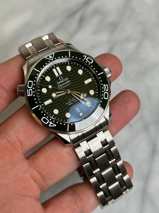 2024 21030422010001 Green Seamaster Diver 300M 42 mm, steel on steel New Complete