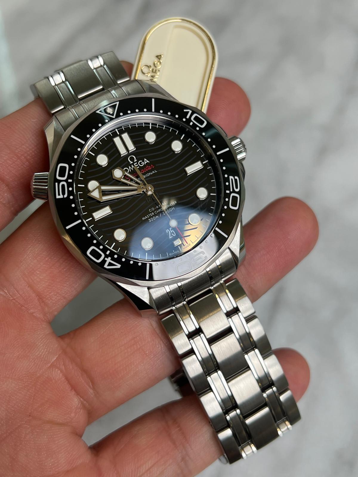 2024 21030422001001 Black Seamaster Diver 300M 42 mm, steel on steel New Complete