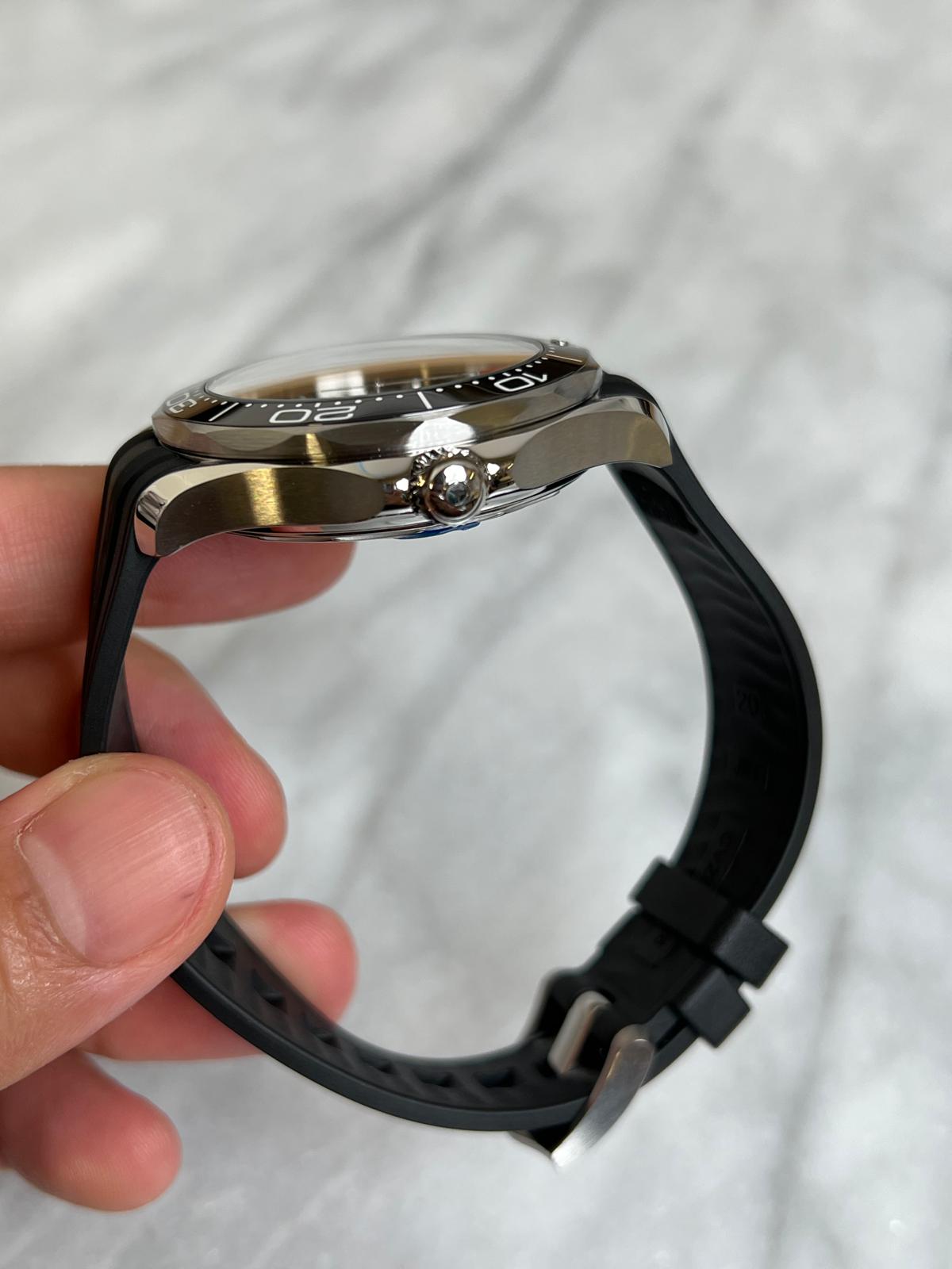 2024 21032422001001 Black Seamaster Diver 300M 42 mm, steel on rubber strap New Complete