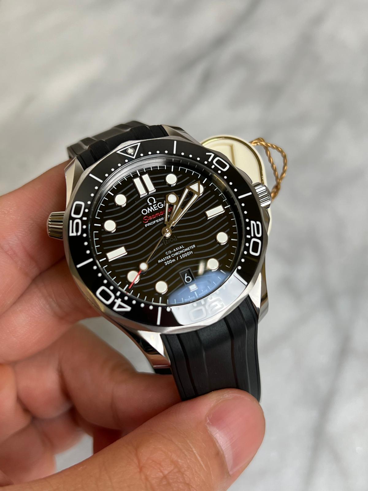2024 21032422001001 Black Seamaster Diver 300M 42 mm, steel on rubber strap New Complete