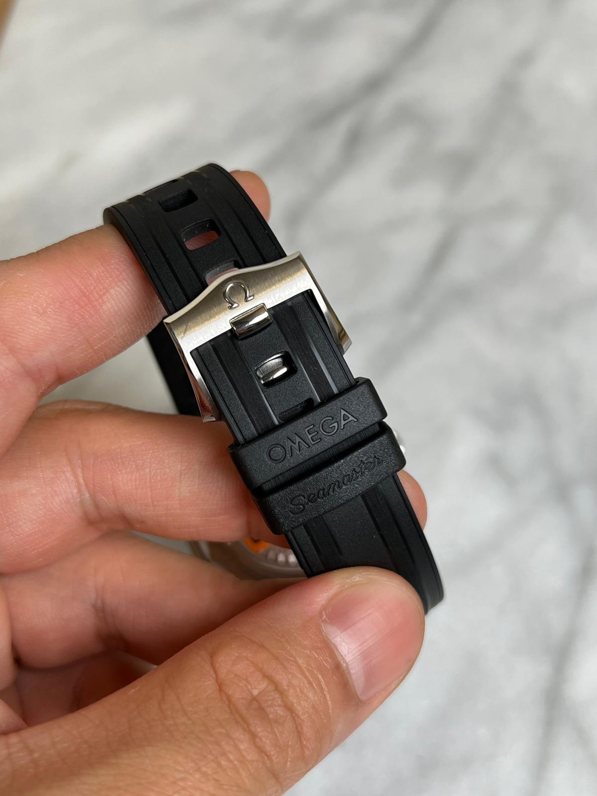 2024 21032422001001 Black Seamaster Diver 300M 42 mm, steel on rubber strap New Complete
