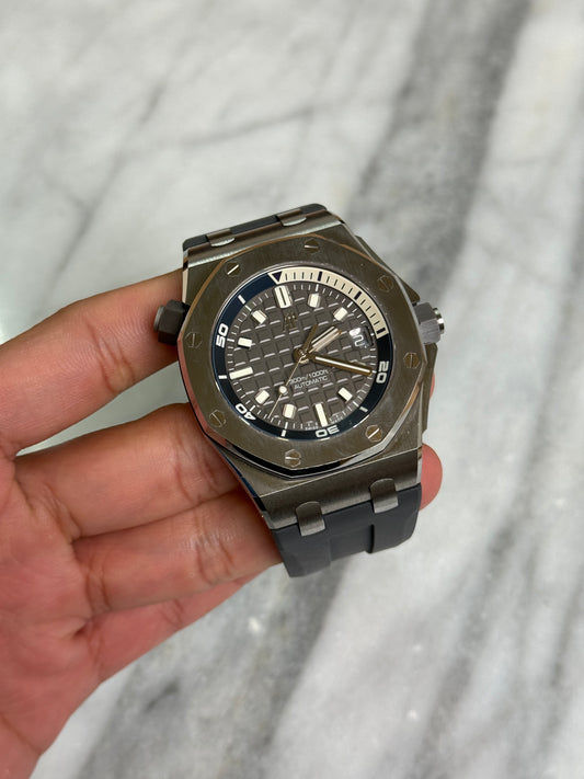 2024 15720ST.OO.A009CA.01 Grey Preowned Complete, Extra Navy Strap