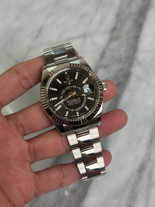 2025 336934 Oyster Black Sky Like New, Prev. Touched Up Complete