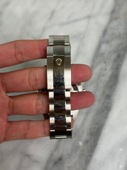 2025 336934 Oyster Black Sky Preowned Complete