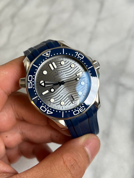 2025 21032422006001 Seamaster Diver 300M Grey Dial Blue Ceramic Bezel Rubber Strap New Complete