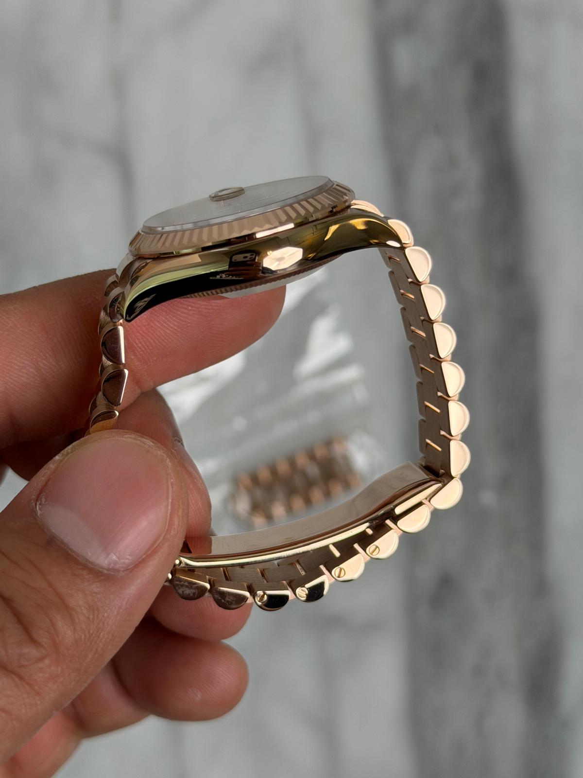 2025 278275NG MOP Diamond 31MM Preowned Good Complete