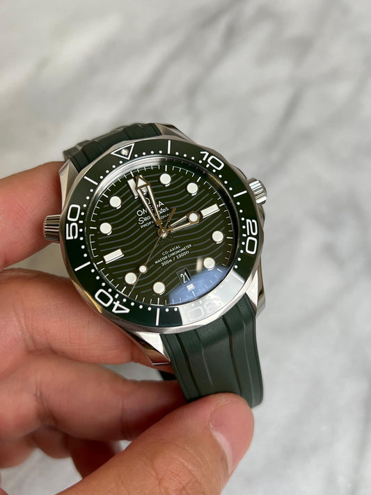 2024 21032422010001 Green Seamaster Diver 300M 42 mm, steel on rubber strap New Complete