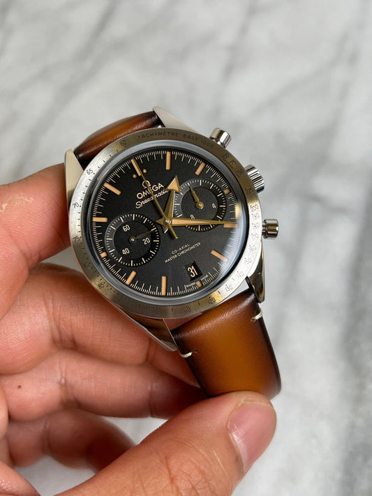 Omega 2025 33212415101001 Speedmaster SS Chronograph Black Dial on Brown Leather Strap New Complete 12487