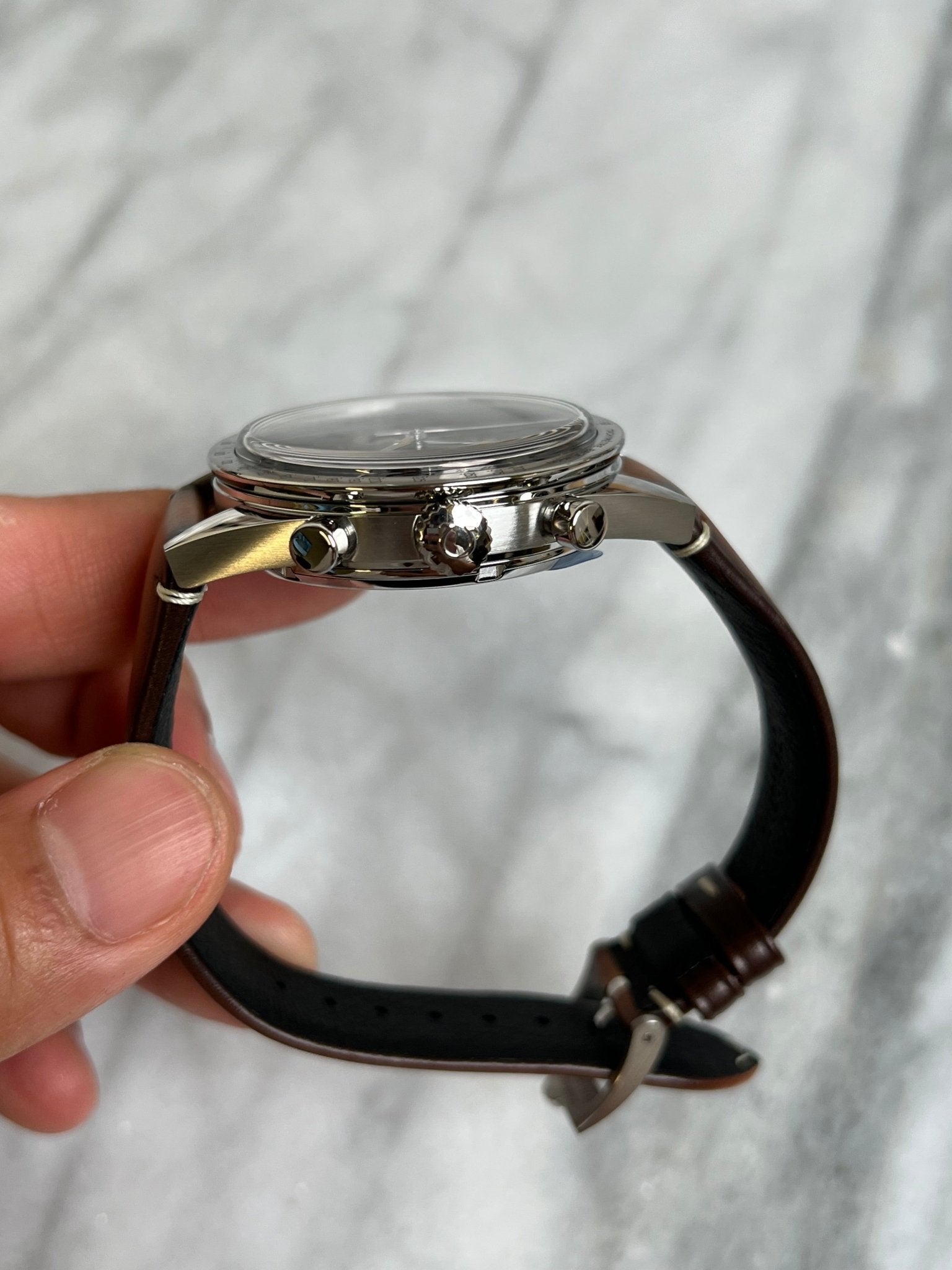 Omega 2025 33212415101001 Speedmaster SS Chronograph Black Dial on Brown Leather Strap New Complete 12487